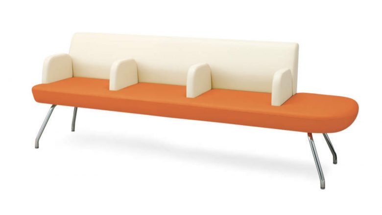 白い背もたれ、4つの仕切り、オレンジの座面、4本の脚を持つロビーチェアー。