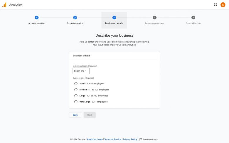 Google Analyticsの設定画面。企業情報を入力する全5ステップ中の3ステップ目が進行中。ユーザーはドロップダウンとラジオボタンで業種と企業規模を選択する必要がある。