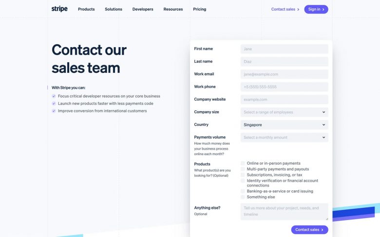 Stripeの営業問い合わせフォーム。右側に氏名・会社名・金額などのフィールド、左側にセールスポイントが表示されている。右下に「営業担当へ連絡」ボタンがある。