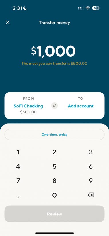 モバイルの送金画面。送金金額フィールドに1,000ドルと入力されているが、最大送金額は500ドルであるという警告が表示されている。送金元口座としてSoFi当座預金口座が選択されている。