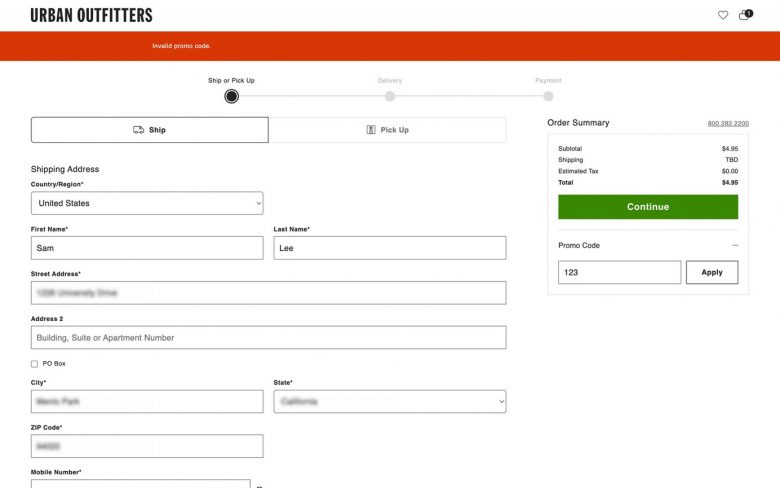 Urban Outfittersの決済フォーム。左に配送情報のフィールド、右に注文サマリーが表示されている。上部の赤い帯に「無効なプロモコード」というメッセージの表示があり、緑色の「次へ」ボタンもある。