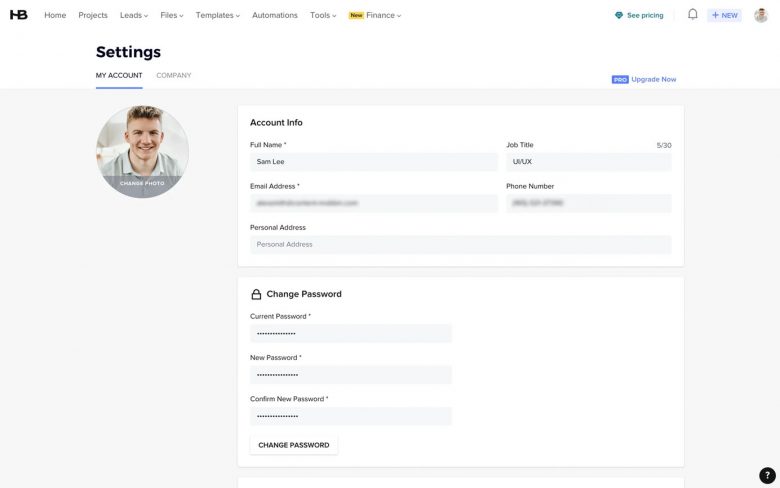 アカウント設定ページ。プロフィール写真とともに、氏名・職種・メールアドレス・電話番号・住所のための個人情報フィールド・およびマスク入力によるパスワード変更フォームが表示されている。