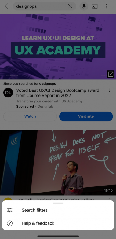 YouTubeのUIのスクリーンショット。1つの選択肢では、3本の線に直交する短い線がついたアイコンと「検索フィルター」というラベルが表示されている。